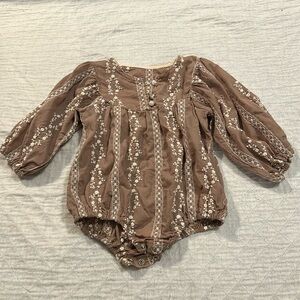 MUSLIN ROMPER WITH LACE DETAIL